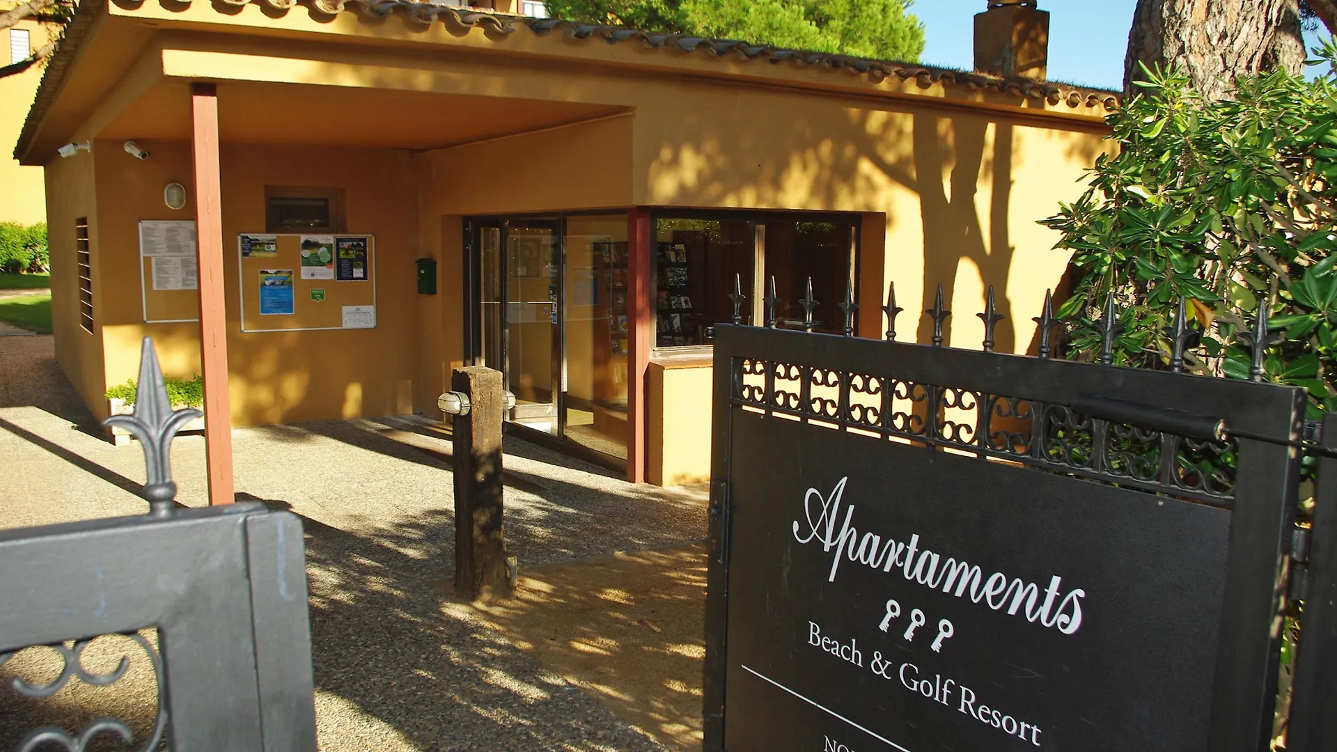 Apartamentos Beach & Golf Resort contacts